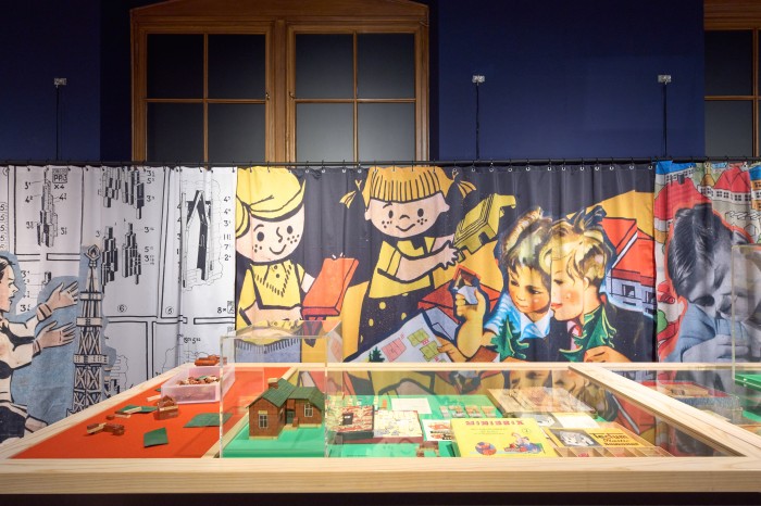 Vitrinen und Banner in der Ausstellung ARCHITEKTURBAUKÄSTEN