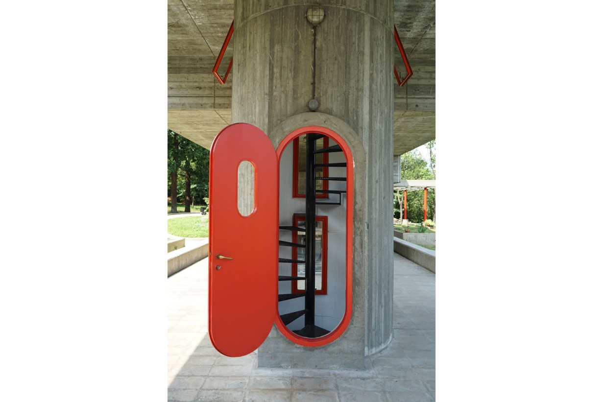 Rote Tür mit Wendeltreppe im Inneren.