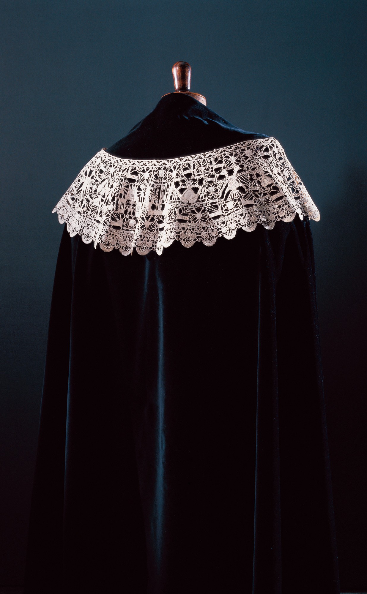 BROAD COLLAR WITH FIGURES AND ORNAMENTATION
