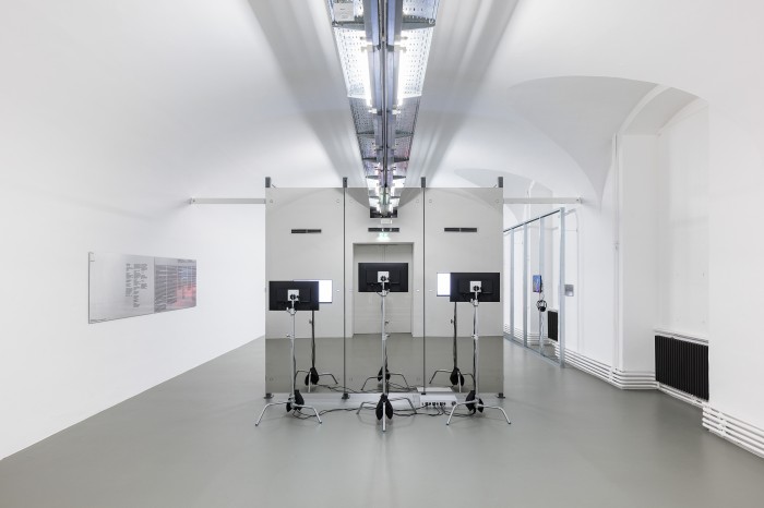 Ausstellungsraum mit Screens