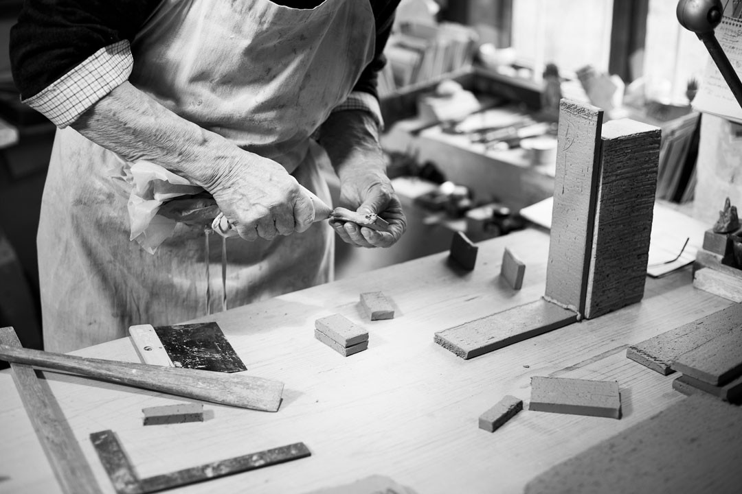 <BODY>Franz Josef Altenburg, hands in his studio, 2019 © Michael Maritsch </BODY>