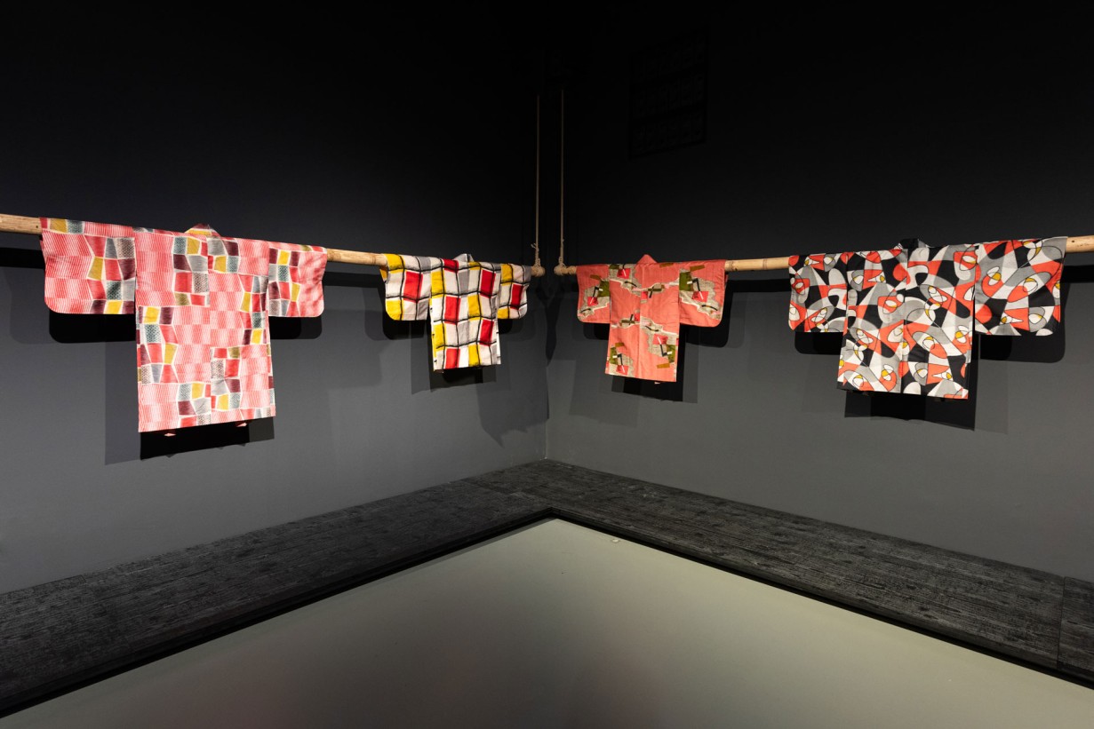 Vier Haoris hängen an einer grauen Wand