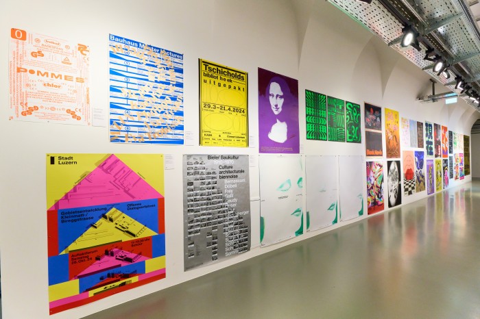 Ausstellungsraum mit Postern