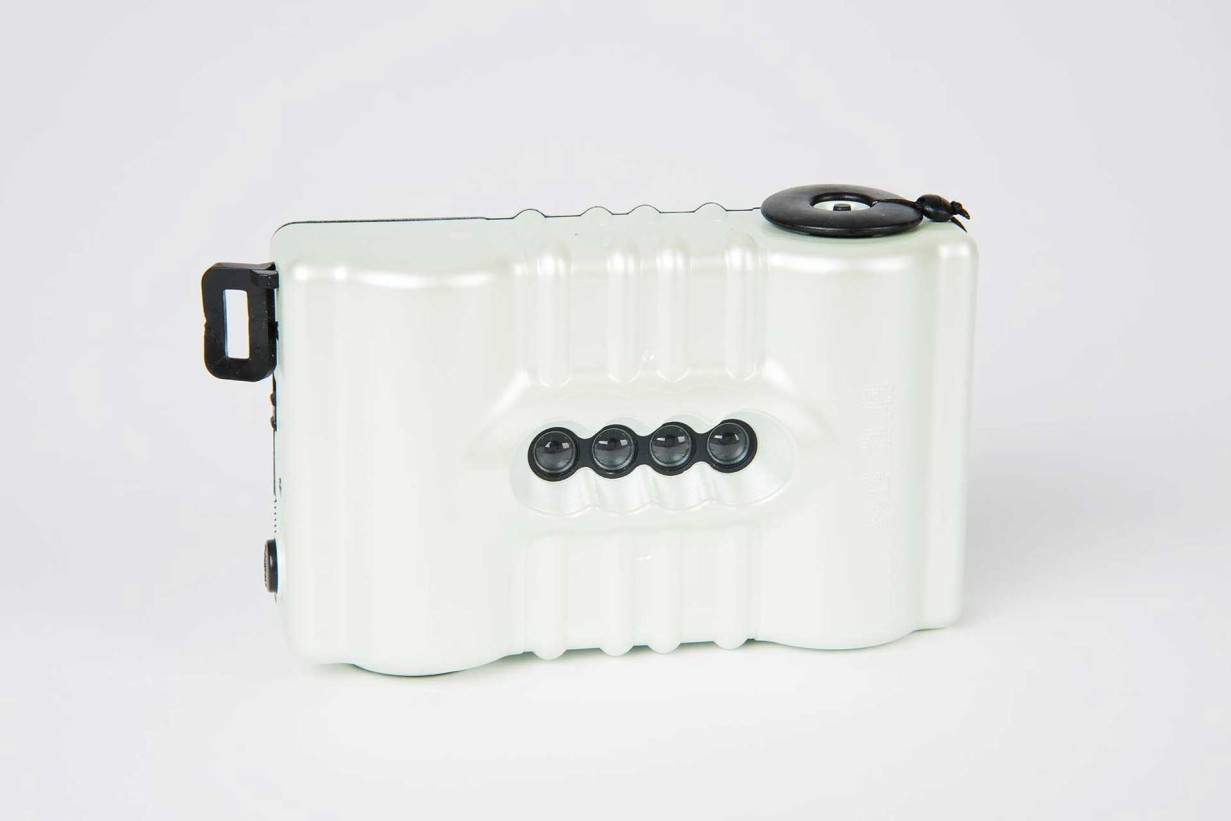 Ein weißer Fotoapparat.