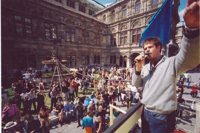Christoph Schlingensief vor Oper in Wien (Bitte liebt Österreich)