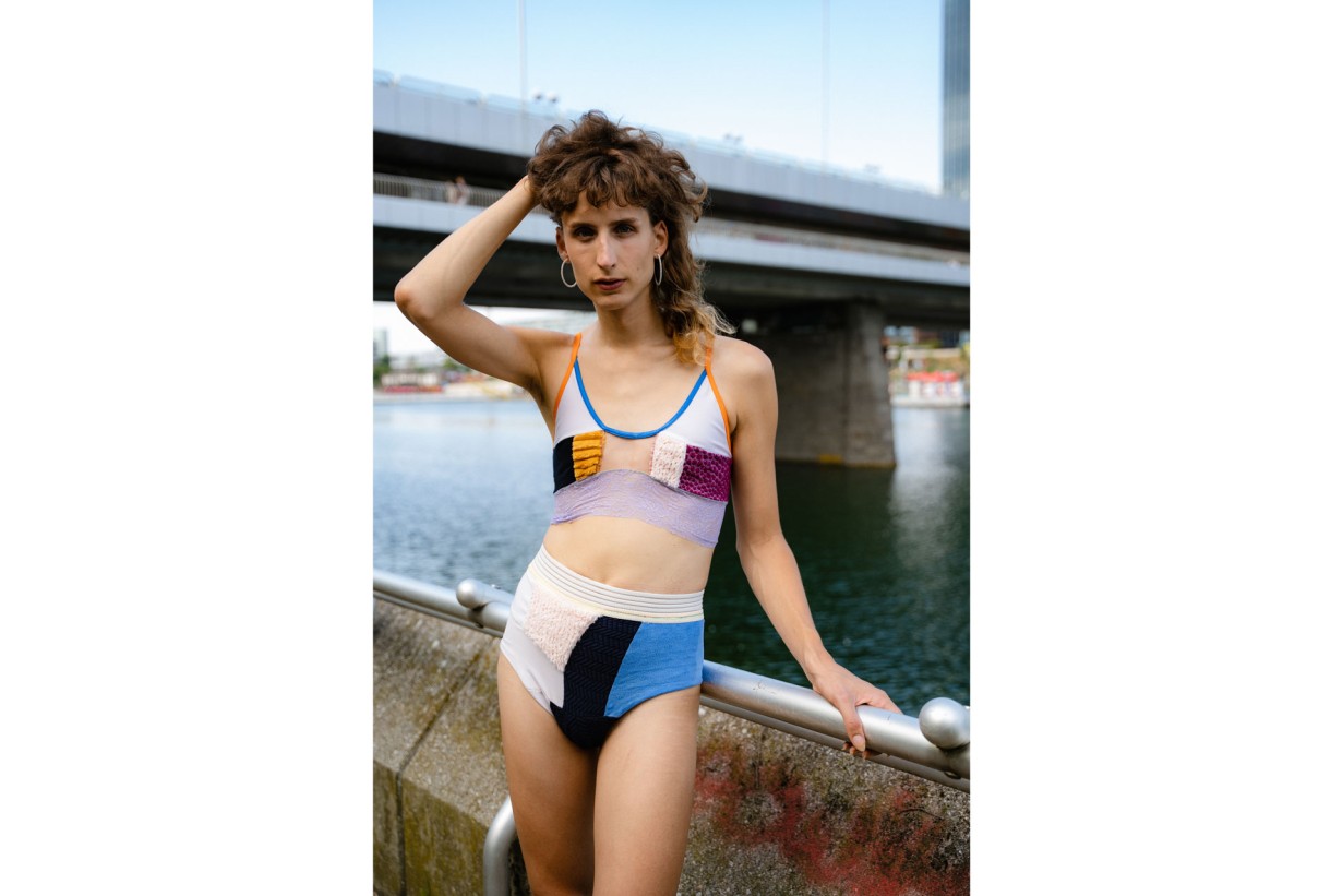 Person in bunter Badekleidung