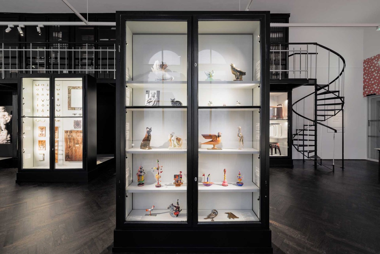 Sammlung WIEN 1900 mit Vitrinen