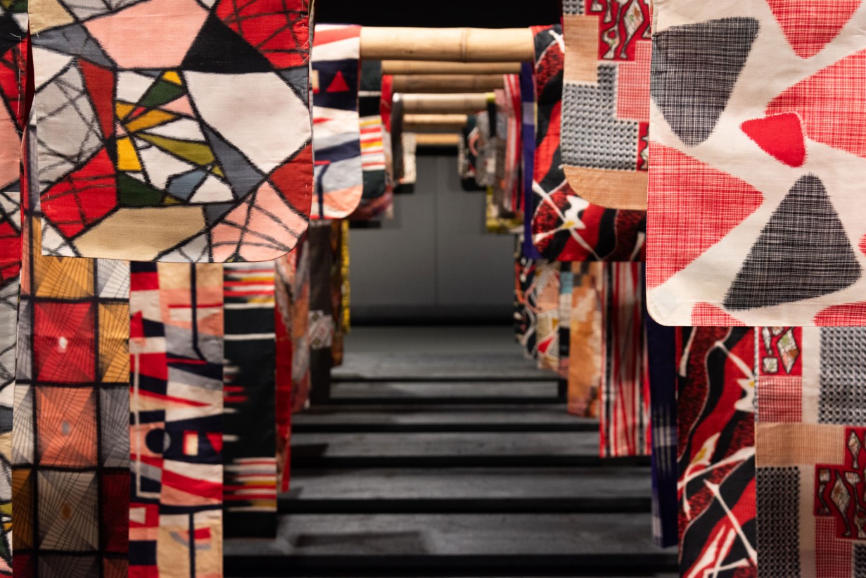 Details von bunten Kimonos in einer Reihe