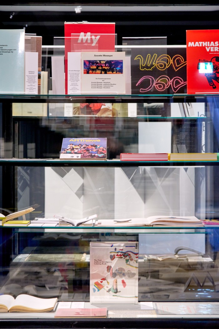 Ausstellungsraum mit Vitrinen und Büchern