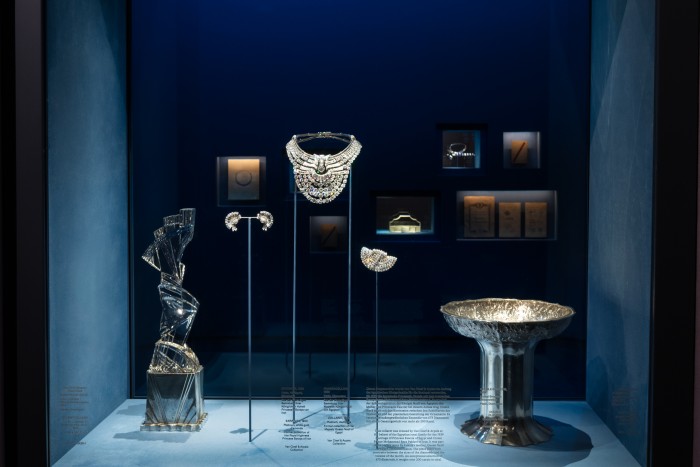 Vitrine mit Objekten der Ausstellung GLANZSTÜCKE 