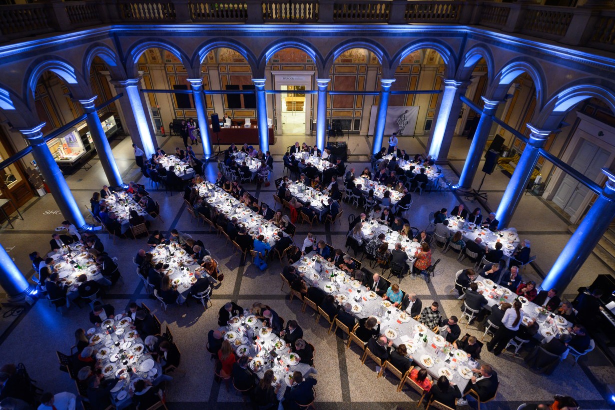 Gedeckte Tische in der Säulenhalle