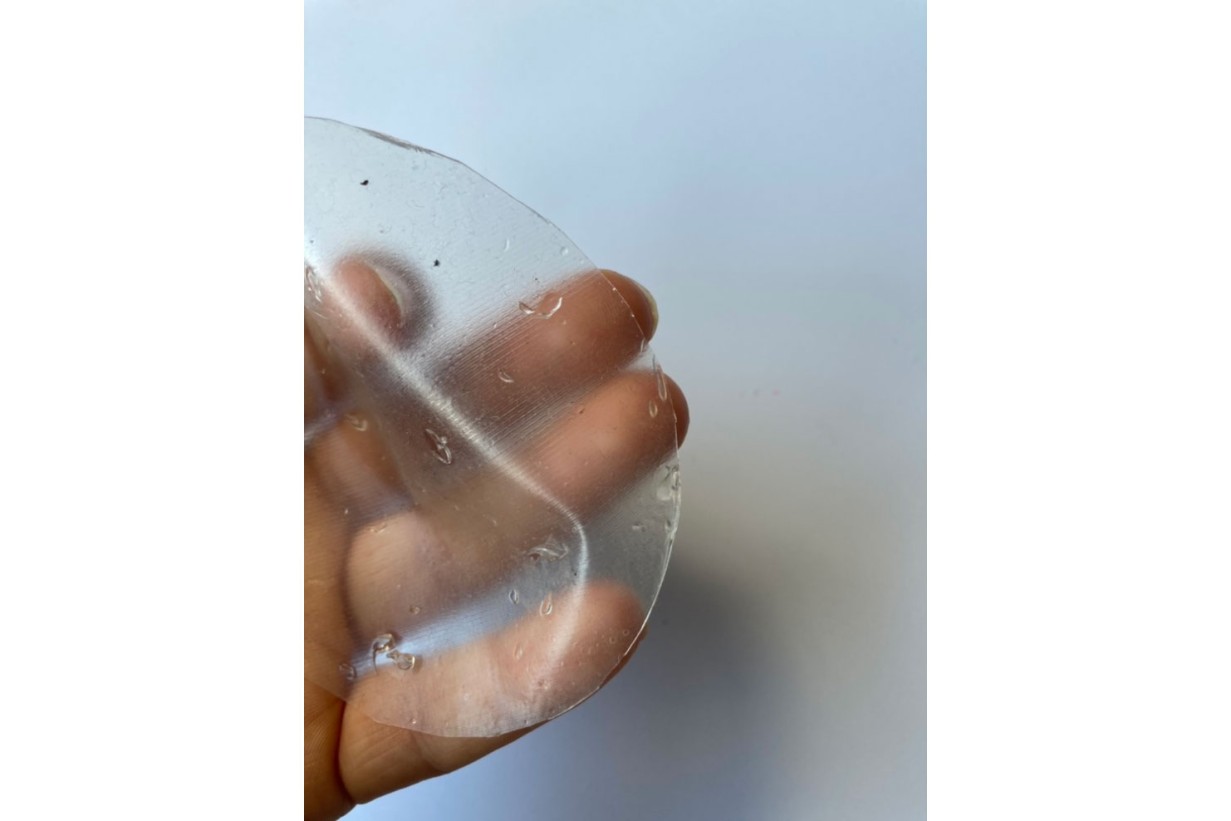 Hand die durchsichtiges Material hält