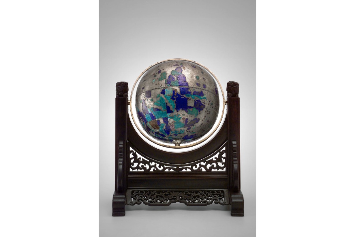 Ein großer Globus auf einem Ständer mit einem Rahmen