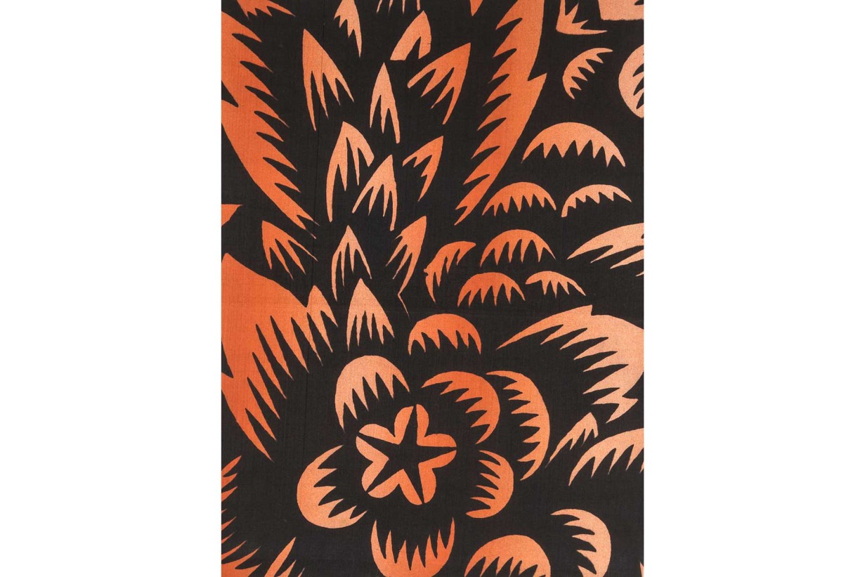 Ein schwarzes und oranges Blumenmuster