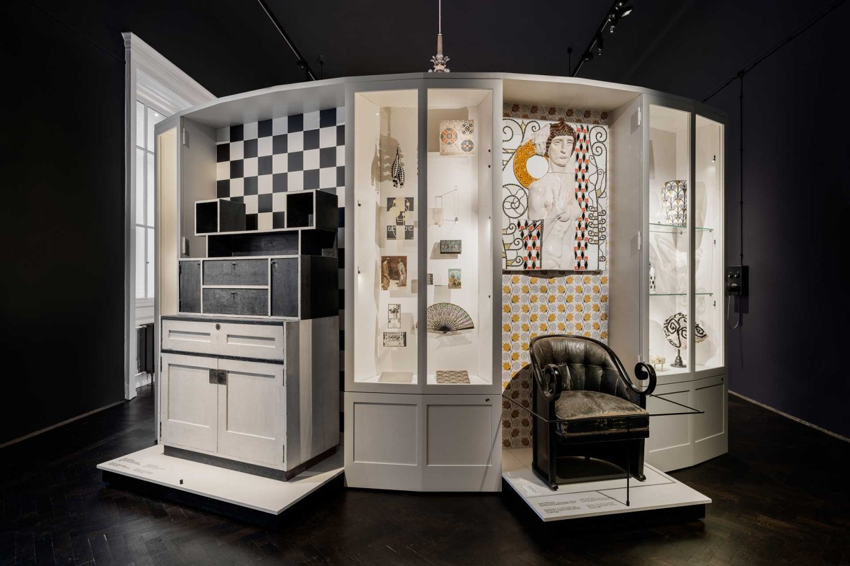 Sammlung Wien 1900 mit Schrank von Koloman Moser, Sessel von Josef Hoffmann