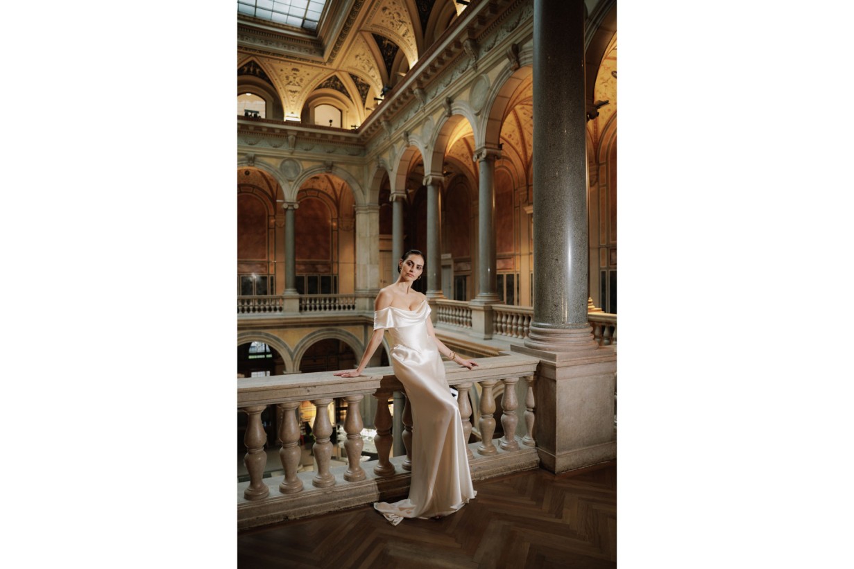 Braut in weißem Kleid in der MAK Säulenhalle