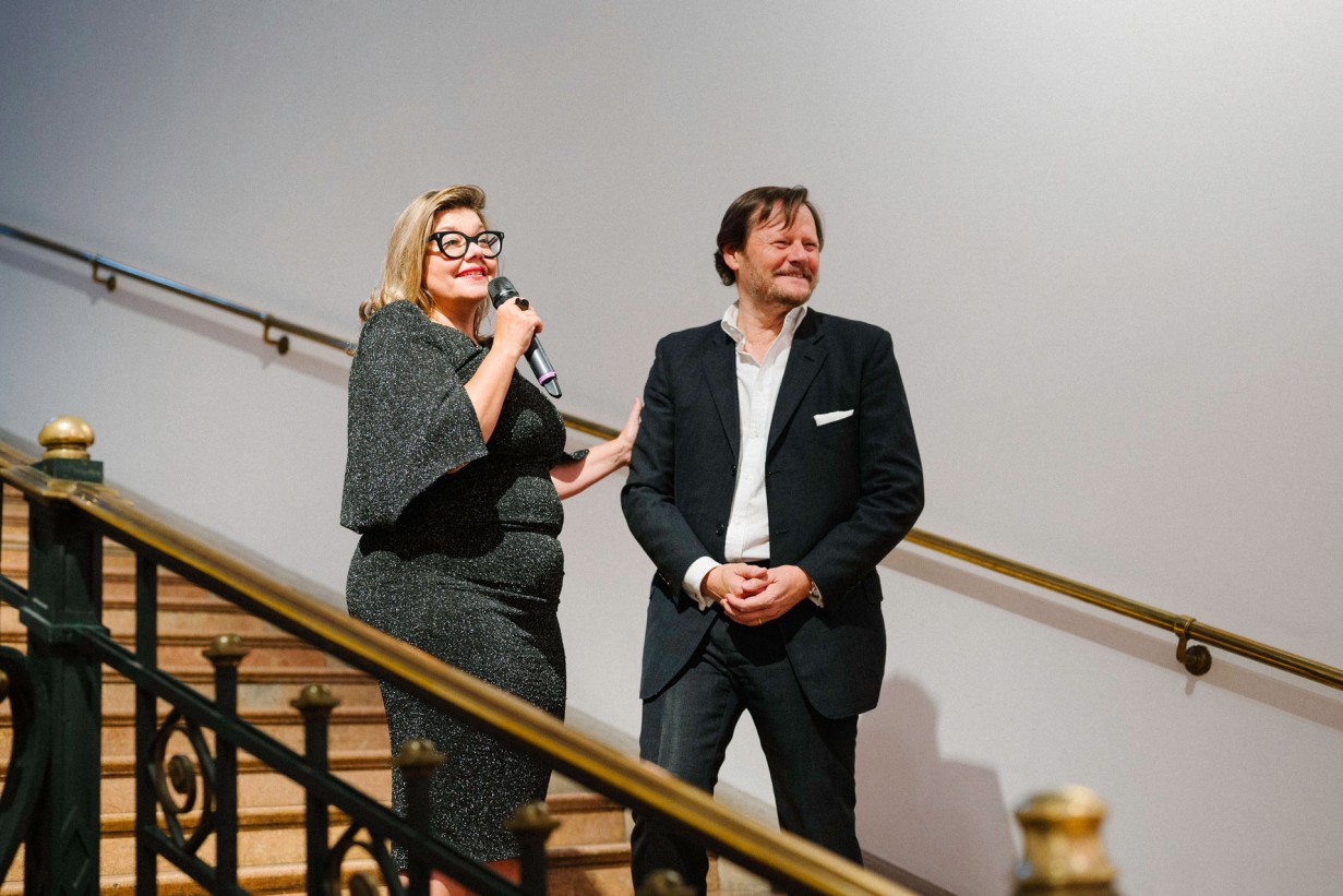 Lilli Hollein speaks into the microphone, Martin Böhm stands next to her