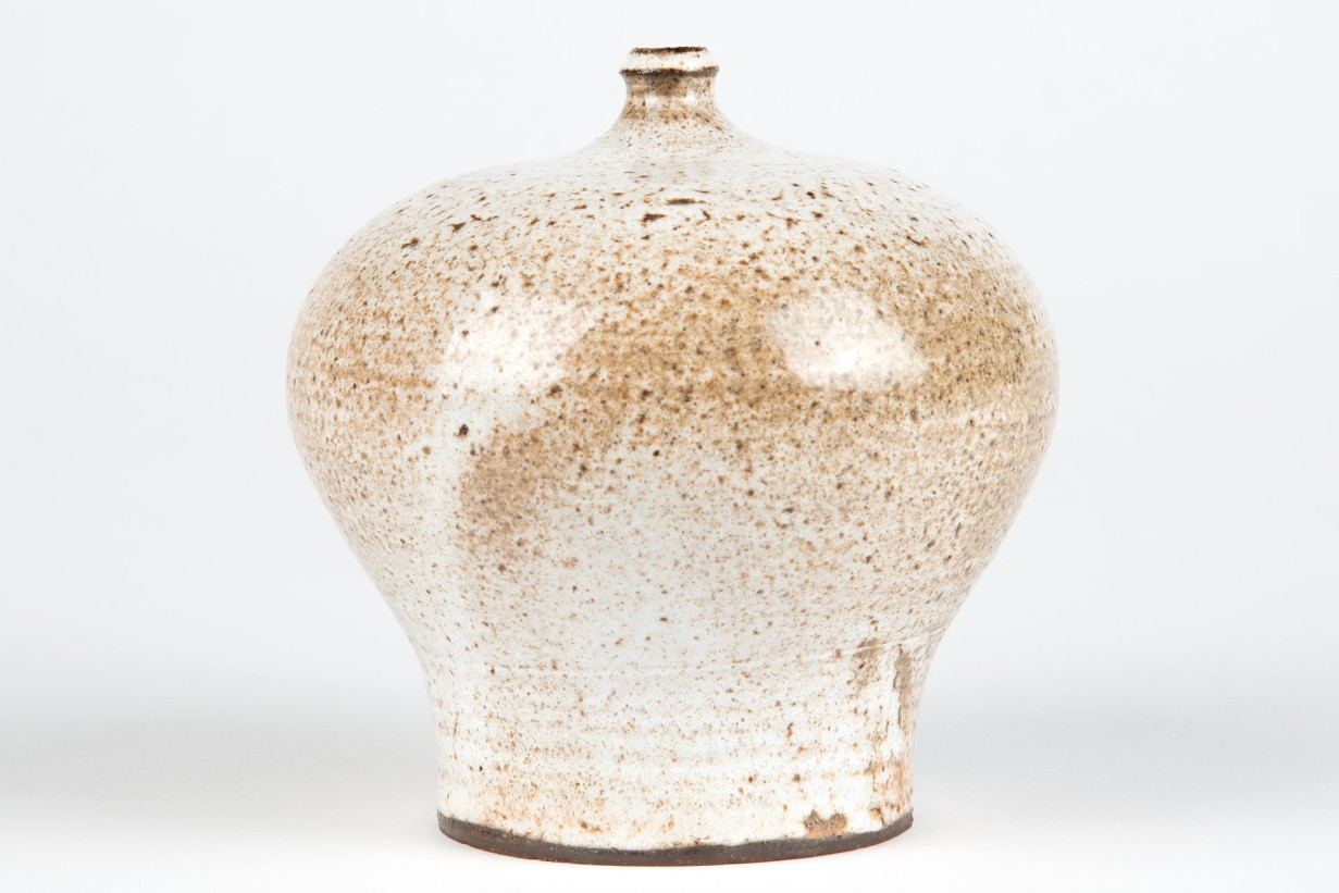 Ceramic vase in white/beige, glazed