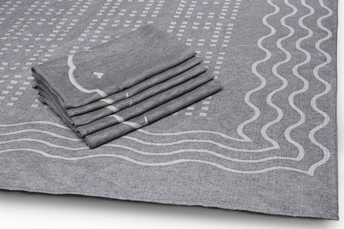 Tablecloth and napkins with graphic pattern