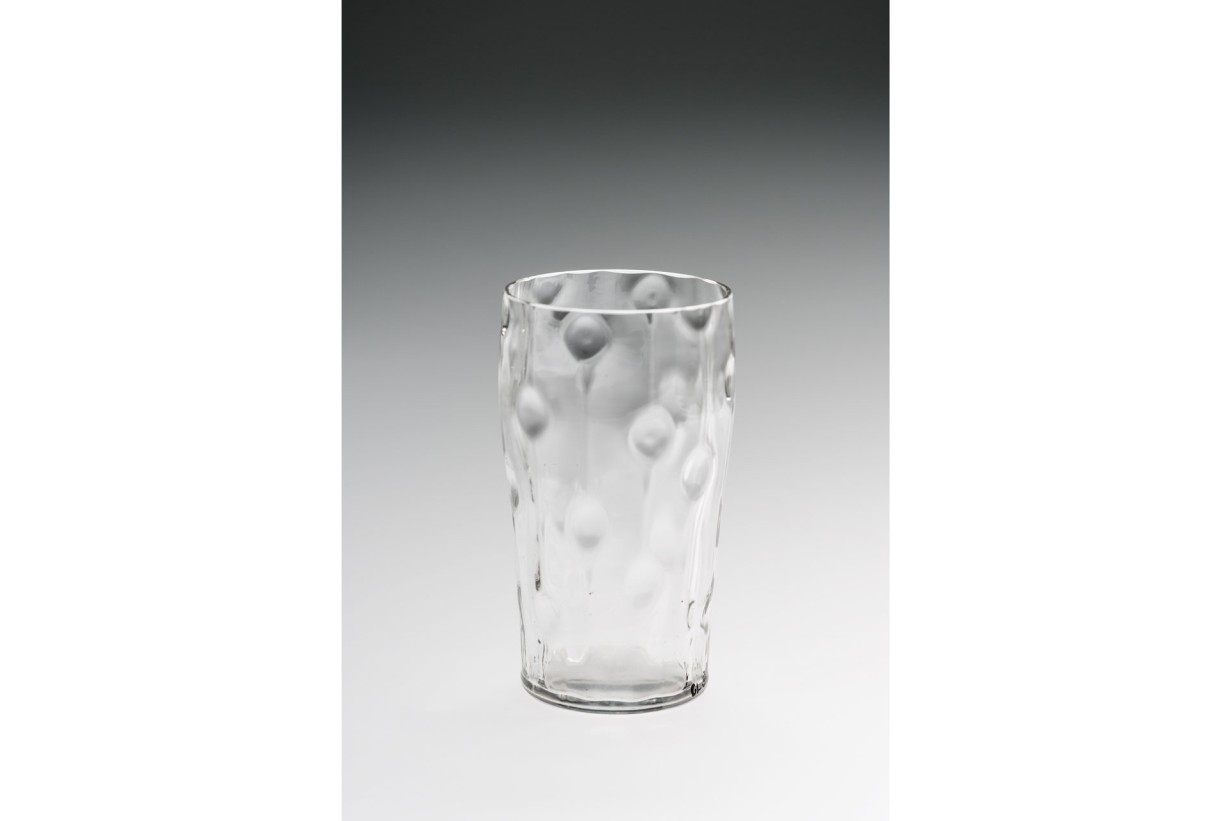 Ein Glas mit runden Ausbuchtungen