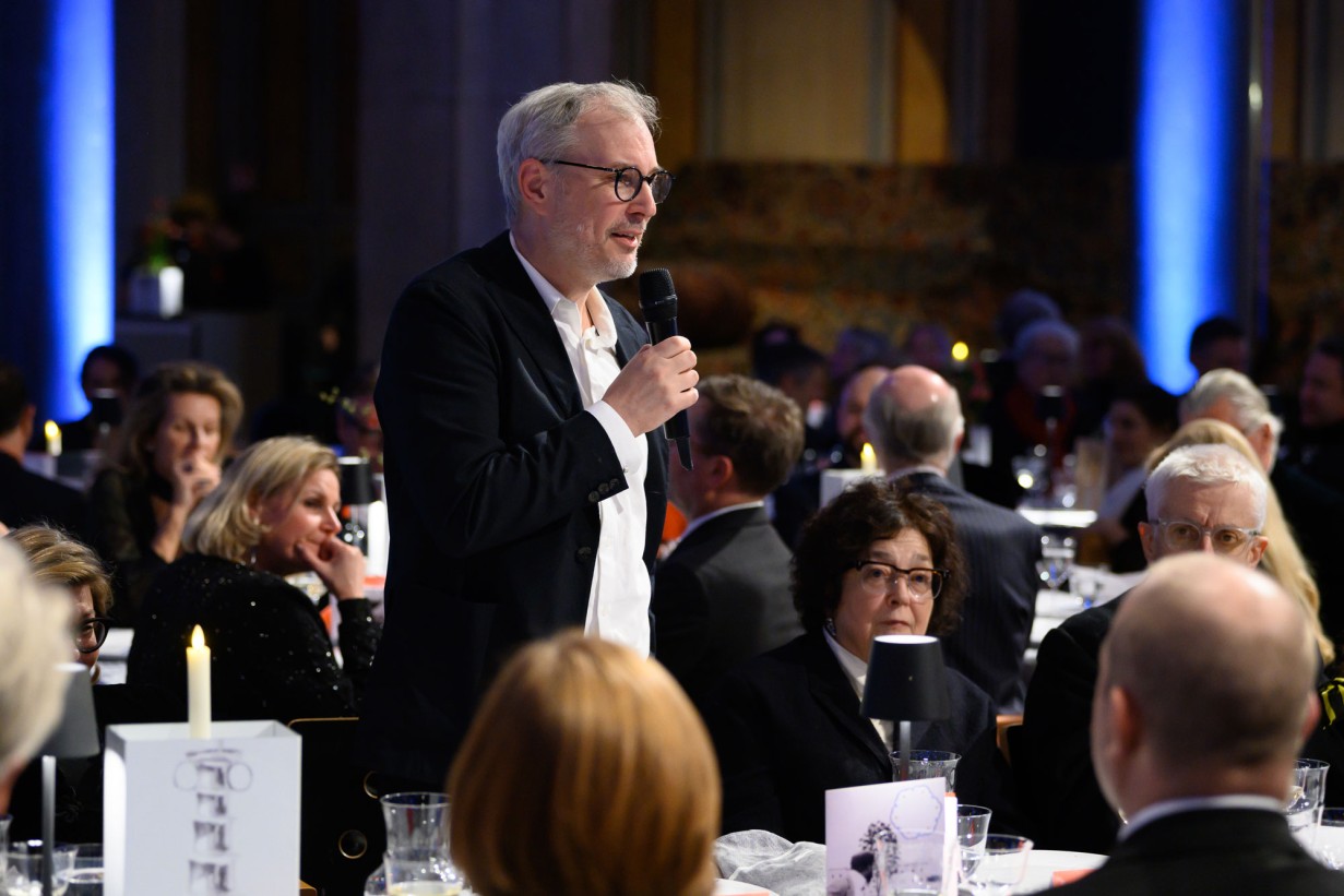 Markus Schinwald spricht in Mikrofon