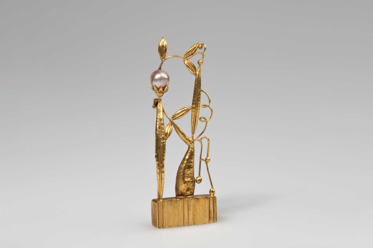 Eine filigrane goldene Skulptur 