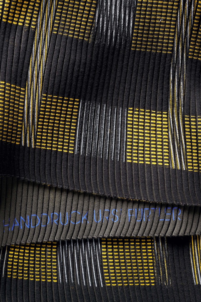 Kunstfaser, plissiert, bedruckt mit grafischem Muster