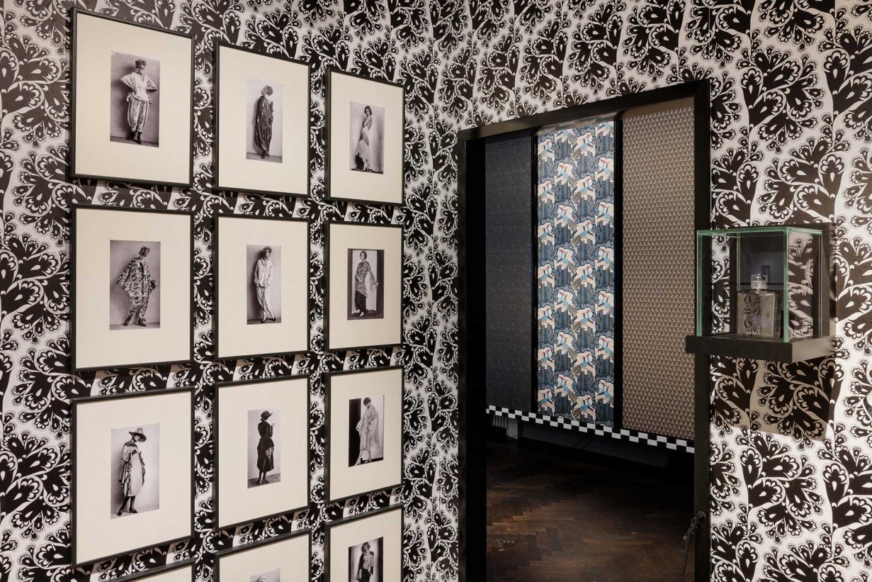 Exhibition view with fashion photographs from the Wiener Werkstätte