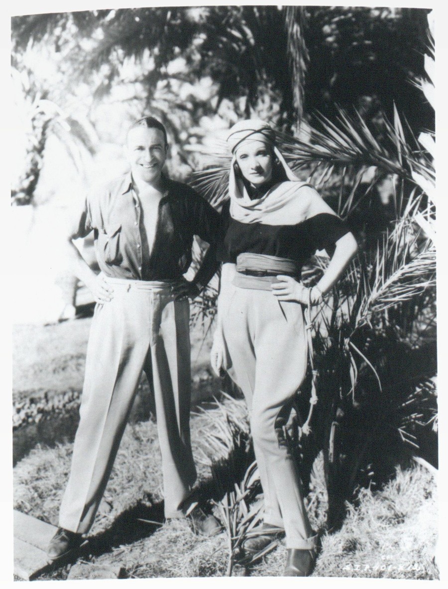 <BODY>Marlene Dietrich und Ernst Deutsch-Dryden während einer Drehpause zum Film „THE GARDEN OF ALLAH“</BODY>