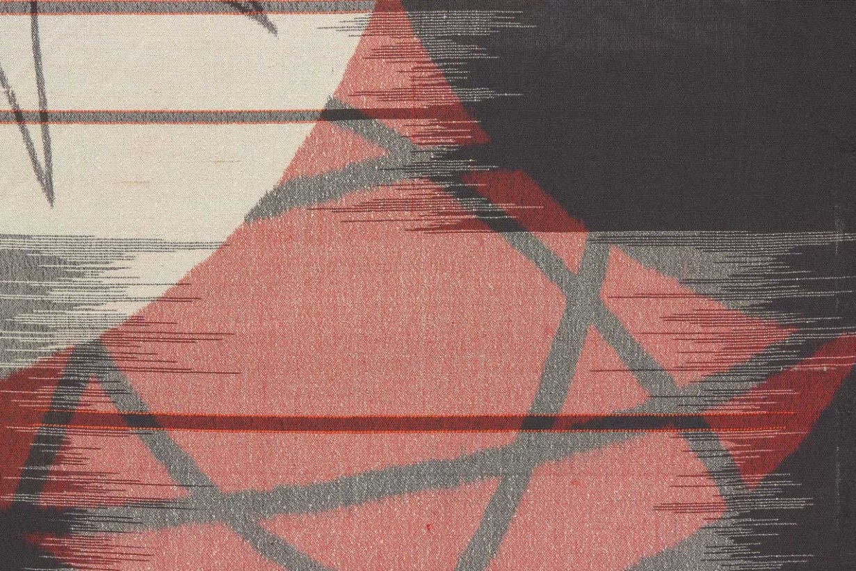 Detail: Omeshi-Meisen-Kimono mit angeschnittenen Stern- und Kreismotiven