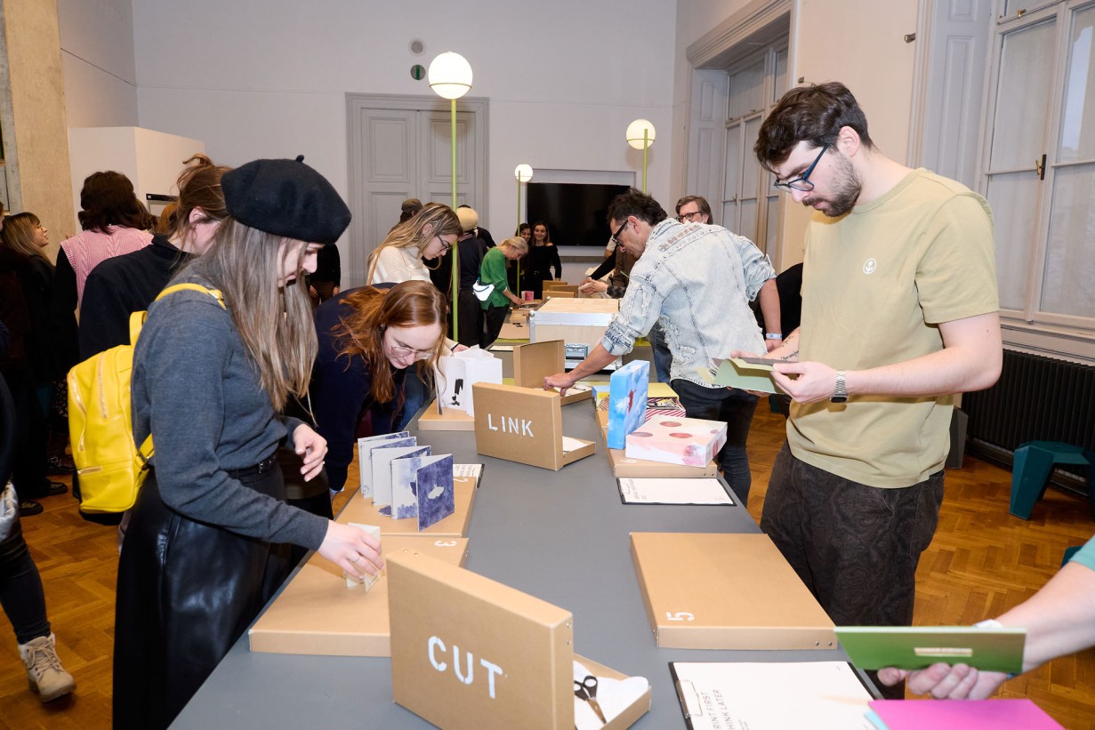Pop-up-Ausstellung Toolbox for Artists’ Books mit Besucher*innen