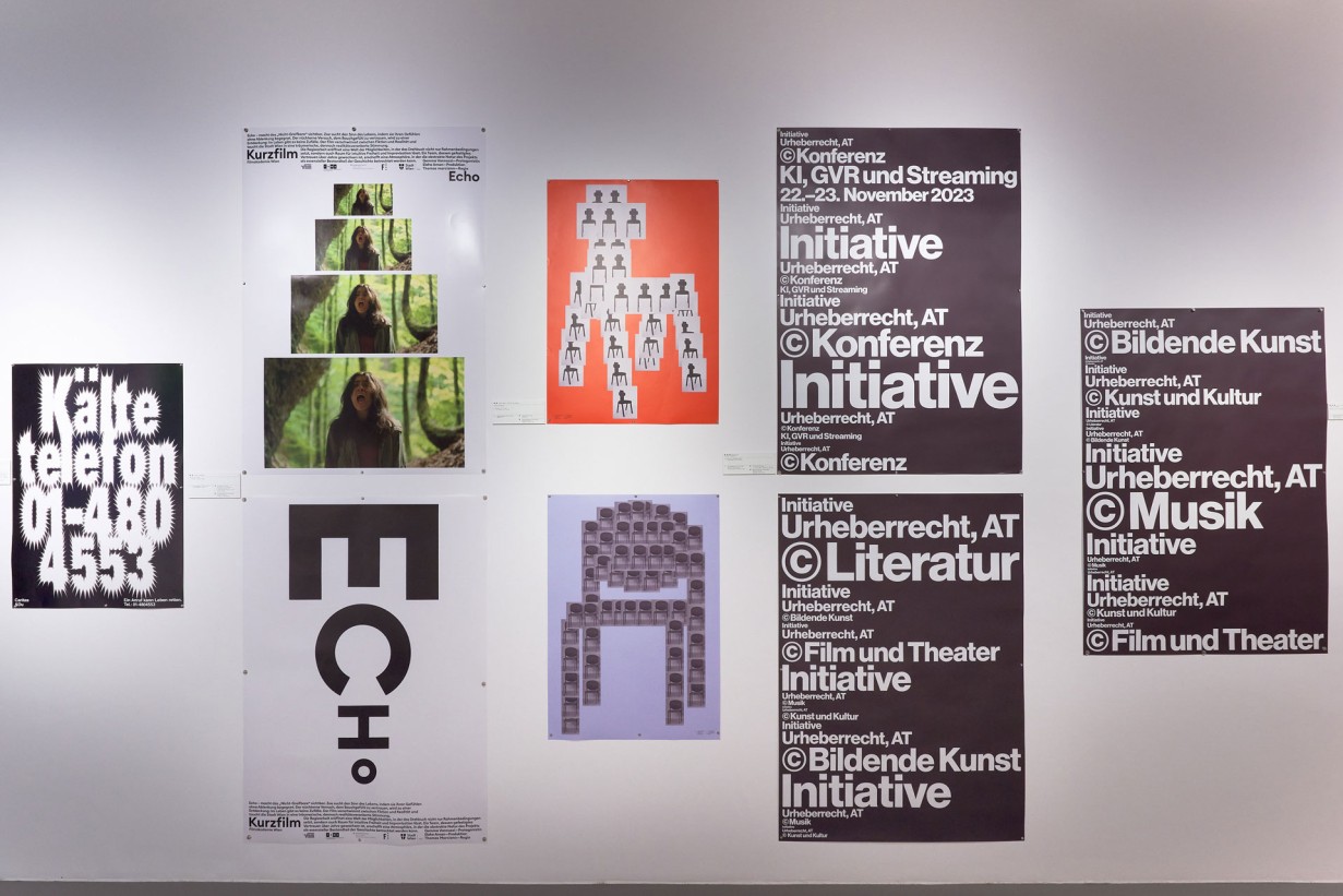 Weiße Wand mit Plakaten