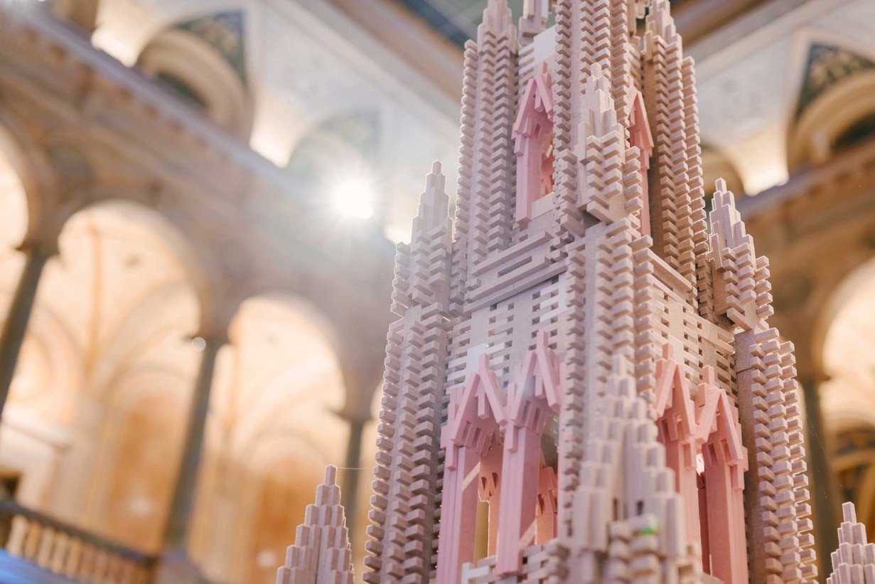 Kathedrale aus Baussteinen in der MAK Säulenhalle