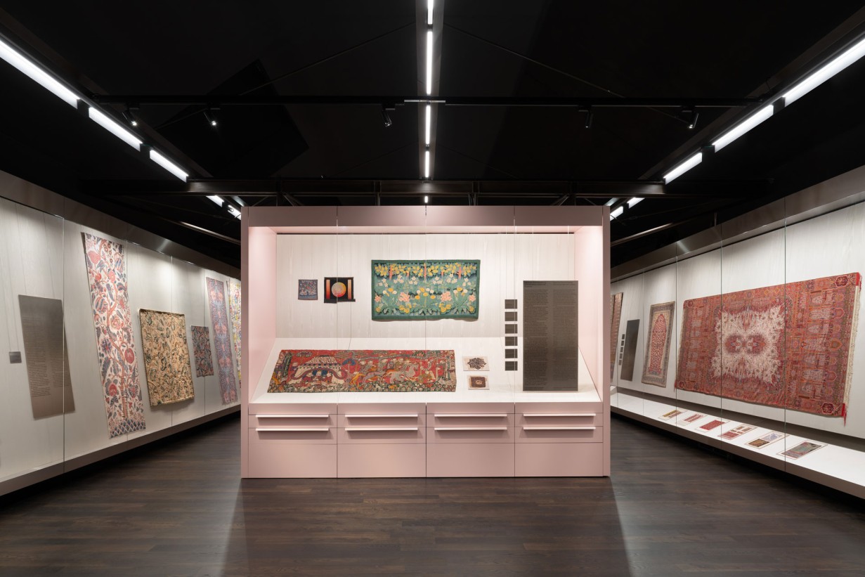 Vitrinen in der Schausammlung Textilien und Teppiche mit Objekten