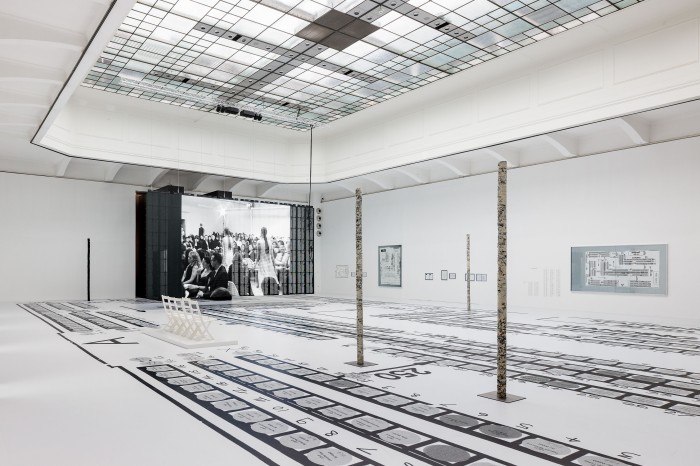 Ausstellung HELMUT LANG, überdimensionaler Runway Plan und Screen