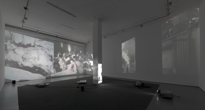 Ausstellungsraum mit Projektion