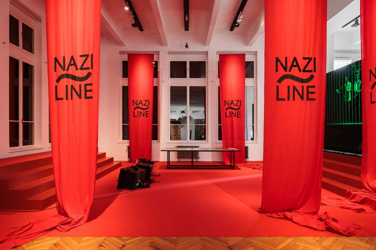 Ausstellungsraum mit Bannern "Nazi Line"