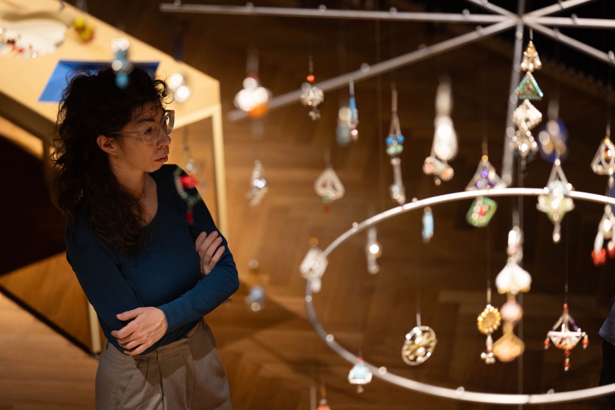 Besucher*innen in der Ausstellung FAHRRAD & HUMMER