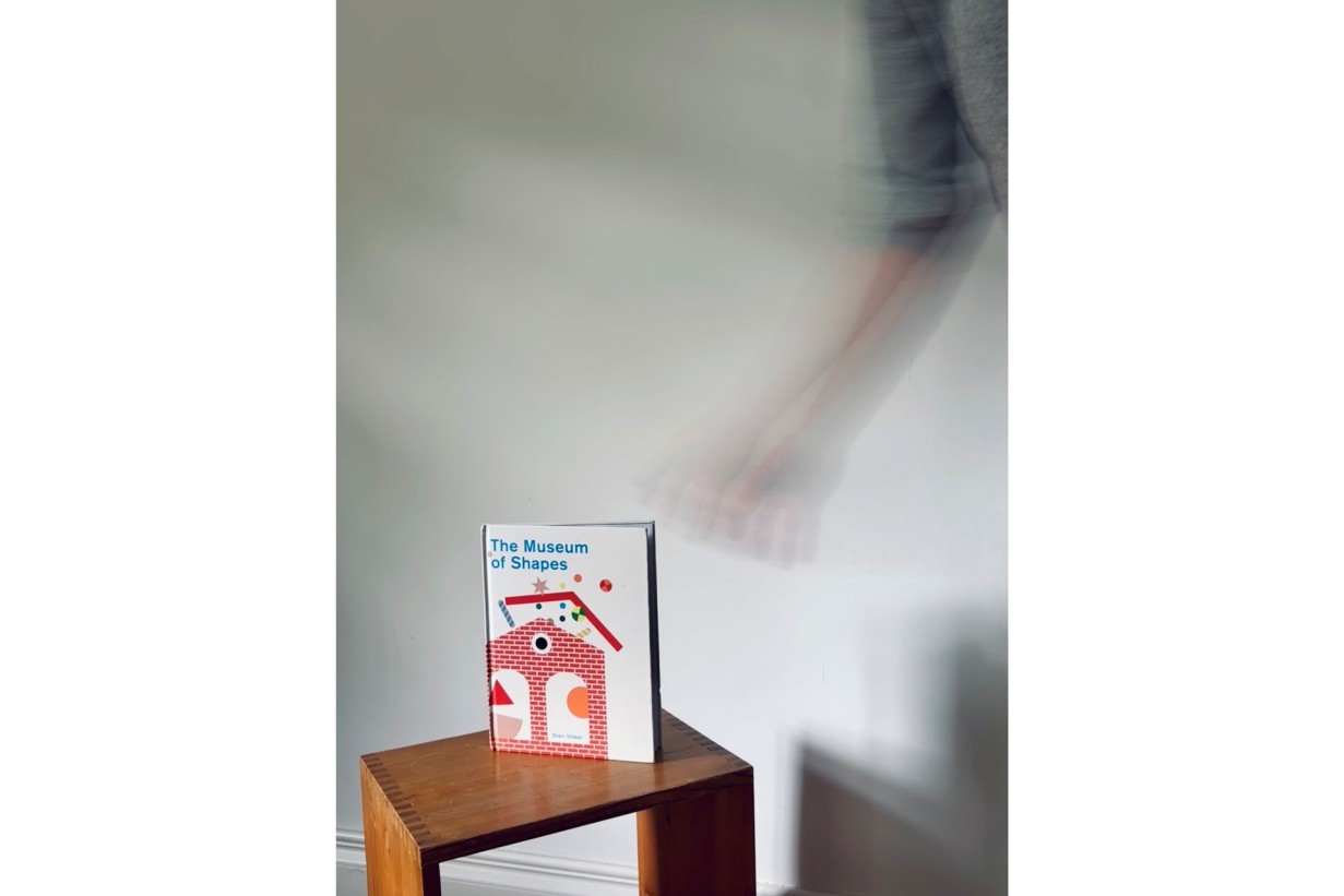 Buch von Sven Völker auf einem Podest