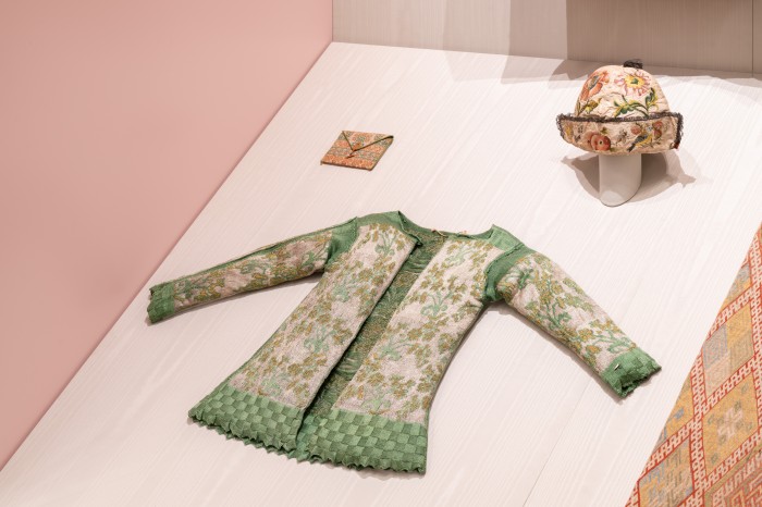  Strickjacke in einer Virtrine