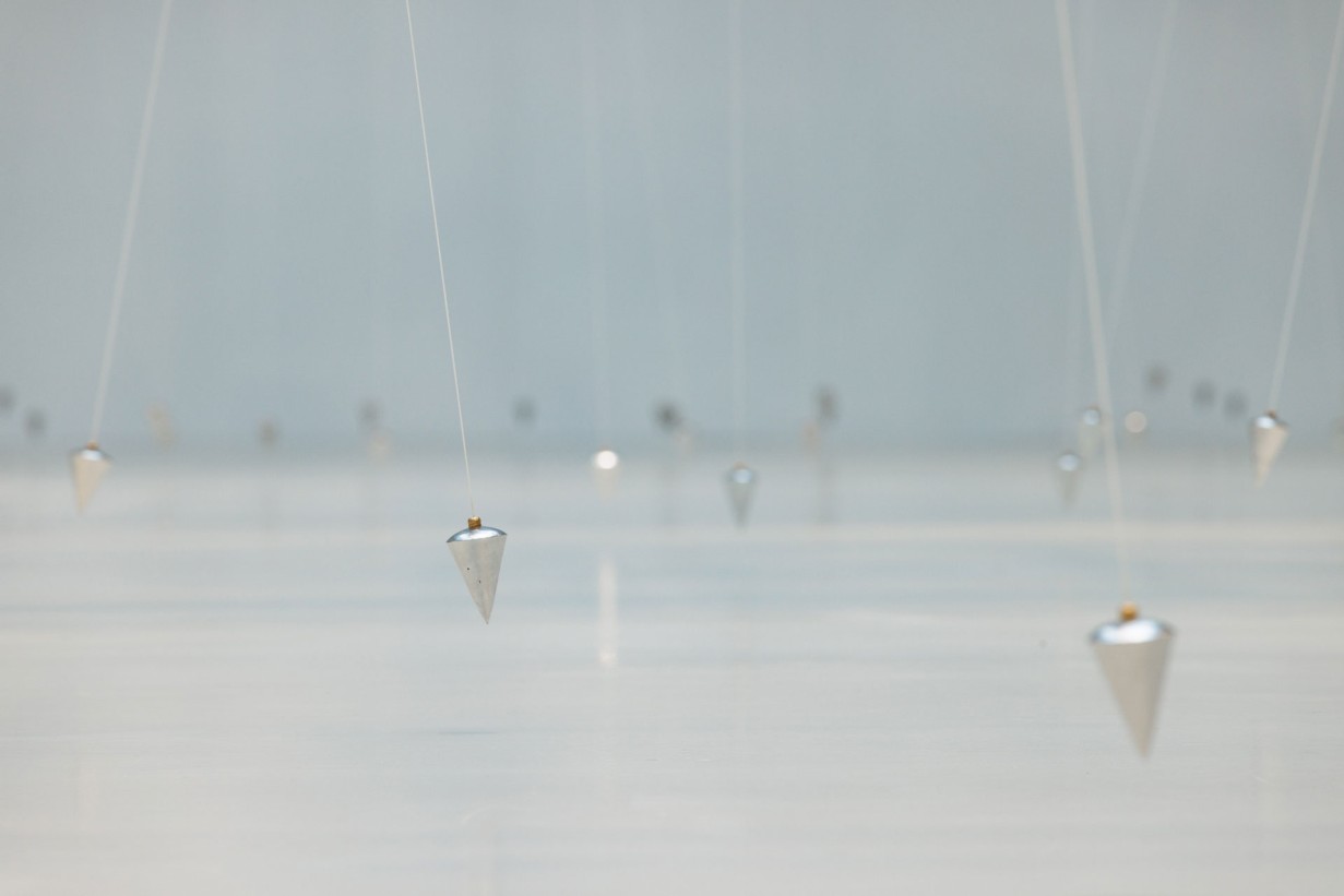 Pendel in einem Ausstellungsraum.