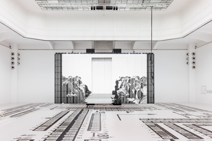 Ausstellung HELMUT LANG, überdimensionaler Runway Plan und Screen