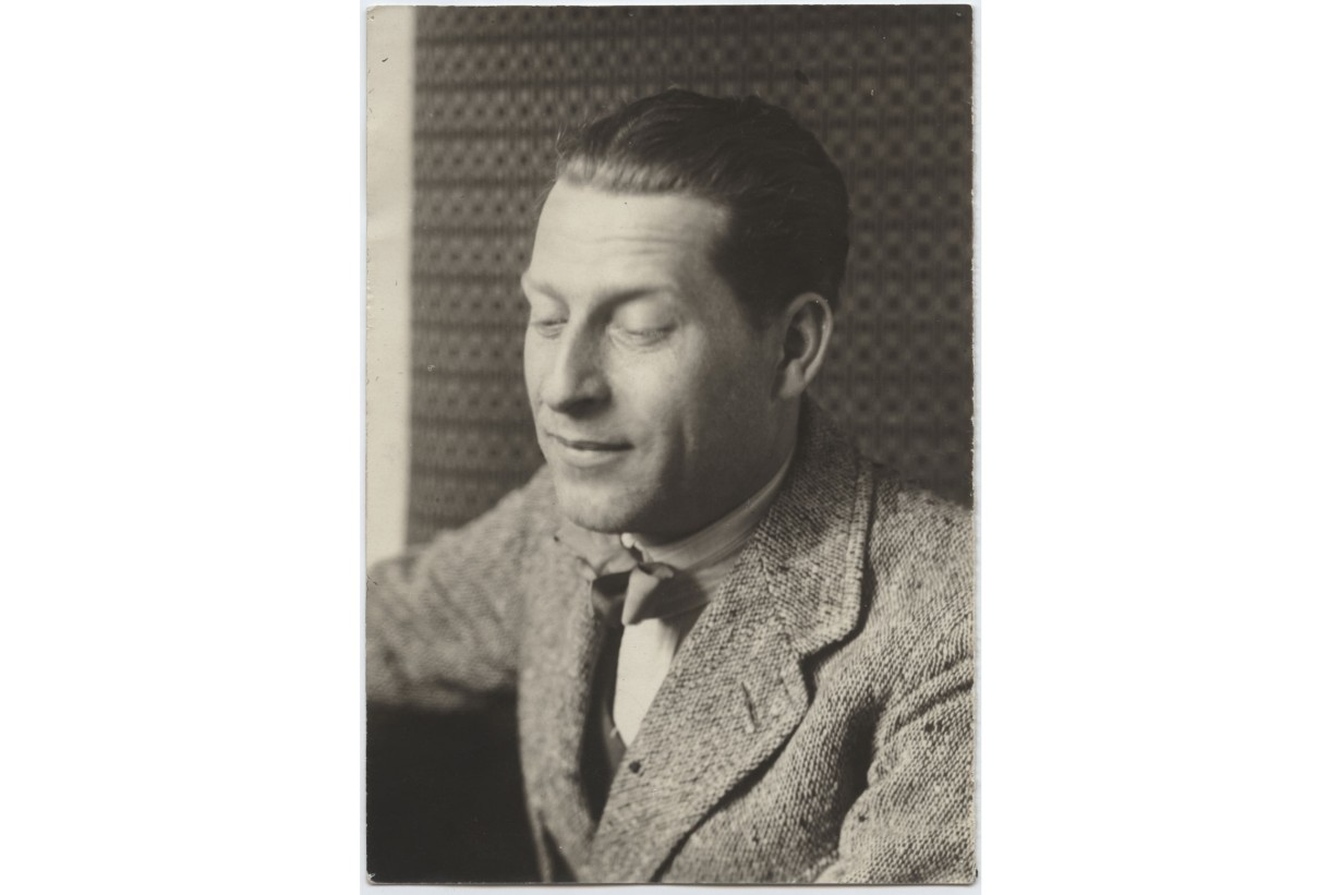 Ein Mann in Anzug und Krawatte