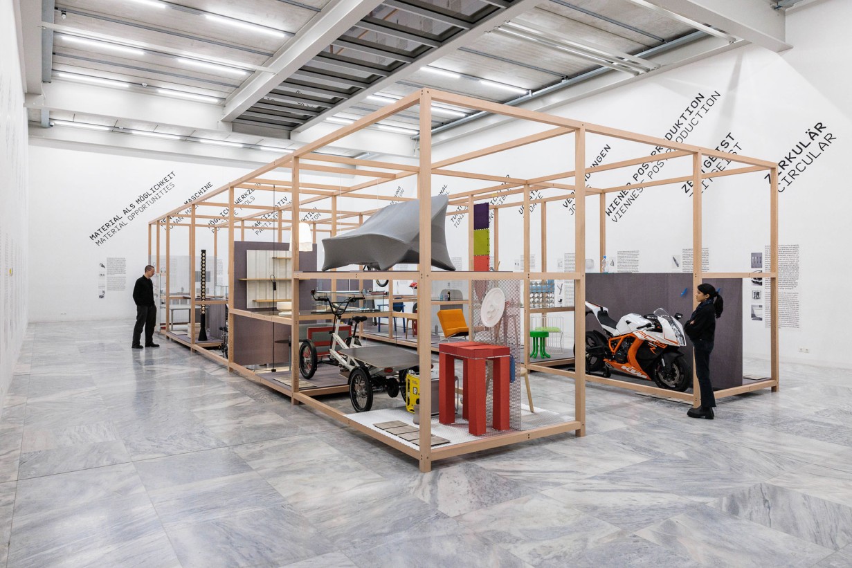 Ausstellungsraum mit Designobjekten