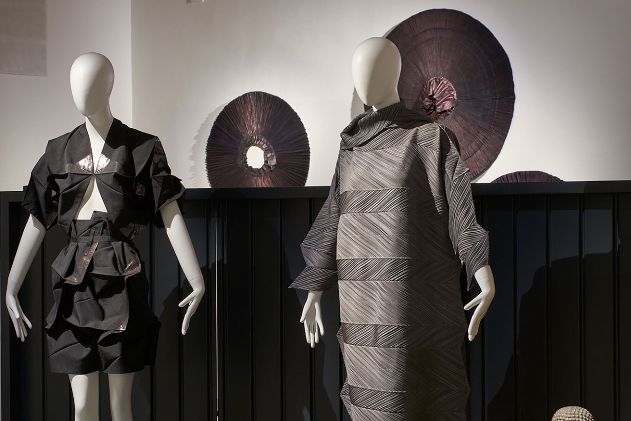 Zwei Schaufensterpuppen tragen Kleider von Issey Miyake/Reality Lab., No. 1 (Jacke)/No. 5 (Rock) aus der Kollektion 132 5. ISSEY MIYAKE collection, 2010; Issey Miyake, Plissiertes Kleid aus der Kollektion Pleats Please, Frühes 21. Jh.