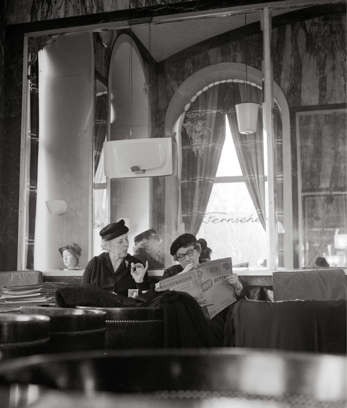 Zwei Damen in Wiener Kaffeehaus