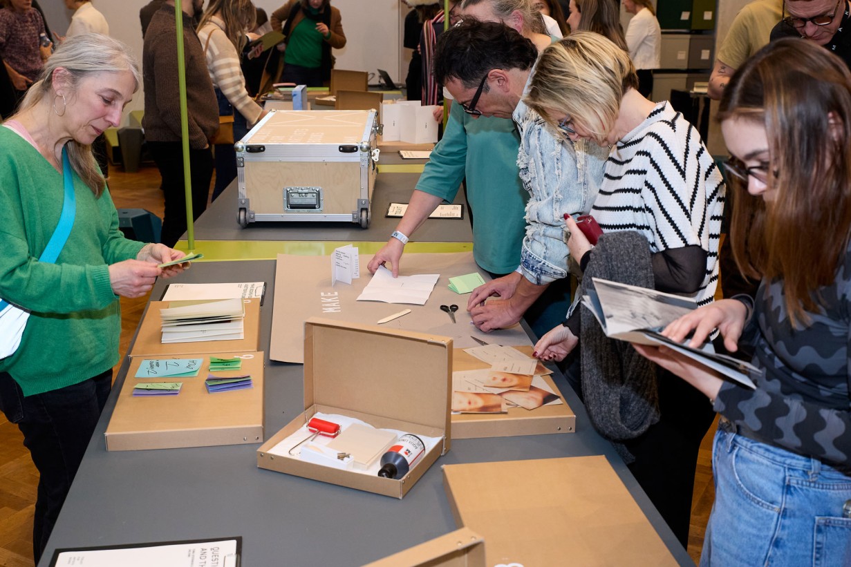 Pop-up-Ausstellung Toolbox for Artists’ Books mit Besucher*innen