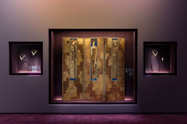 on the right and on the left: ZIP Necklaces and Bracelet, Van Cleef & Arpels Collection, in the middle: Koloman Moser, Folding Screen, Wiener Werkstätte
