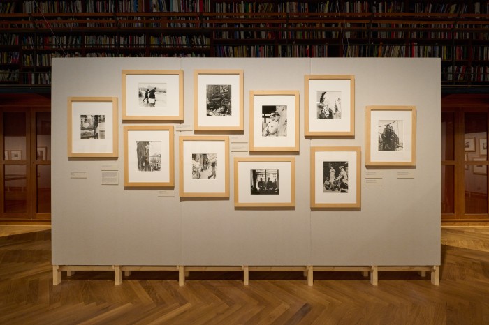 Wand in Ausstellung mit Fotos von Barbara Pflaum