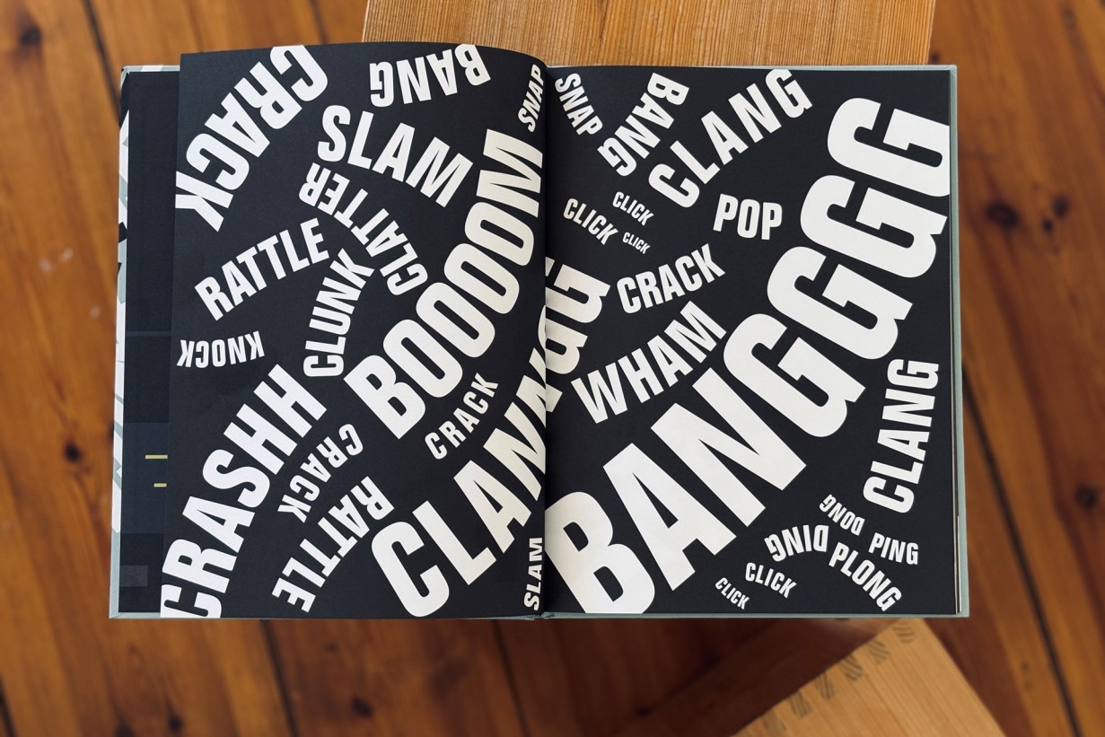 Aufgeklapptes Buch mit Schriftzügen Bangggg, Boooom etc.